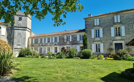 House in L'Isle-d'Espagnac, Nouvelle-Aquitaine, France 1