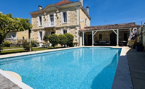 House in Saint-Jean-de-Blaignac, Nouvelle-Aquitaine, France 1