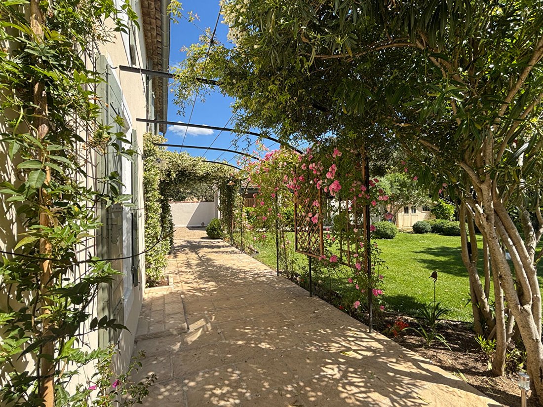 Villa in Uzès, Occitania, France 3 - 18101847