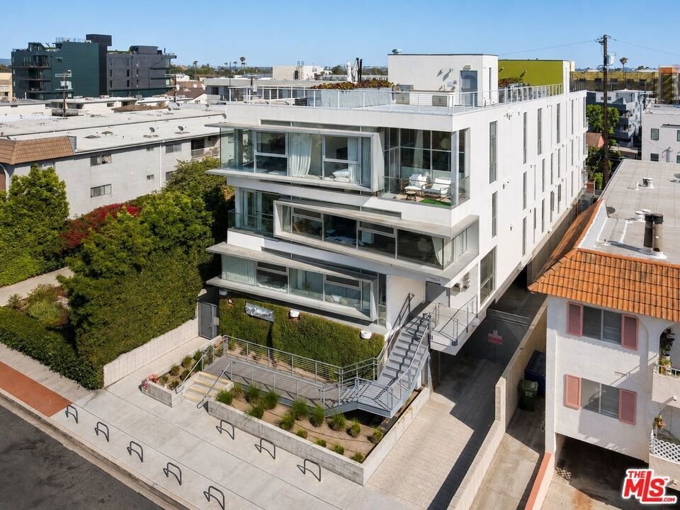 Los Angeles, California, United States 3 - 18091855