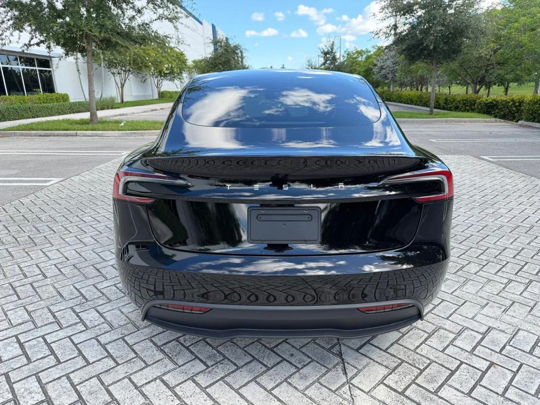 Sedan in Pompano Beach, FL, United States 4 - 18103851