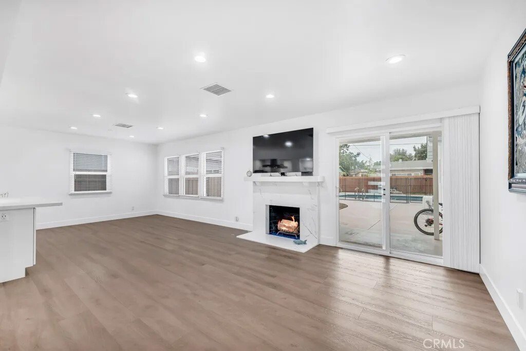 Los Angeles, California, United States 5 - 18101325