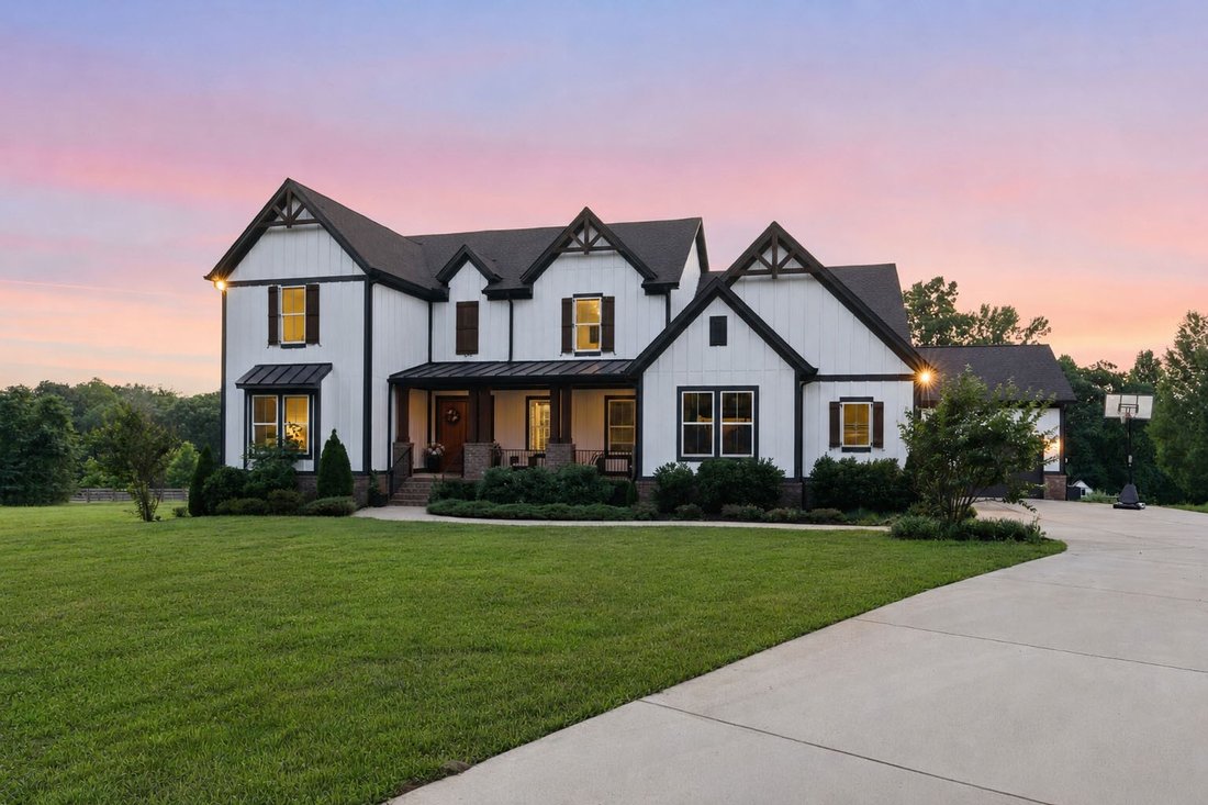 House in Bon Aqua, Tennessee, United States 1 - 18098376