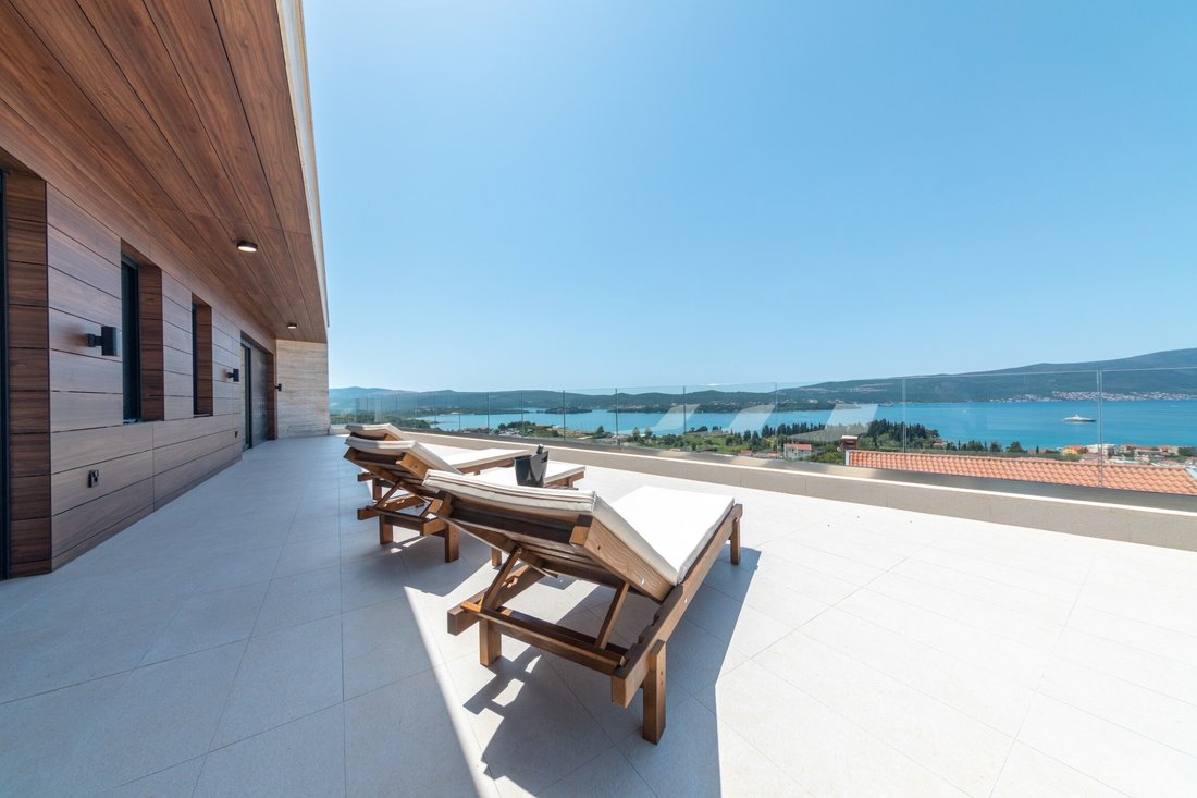 Villa in Tivat, Tivat Municipality, Montenegro 1 - 16503886