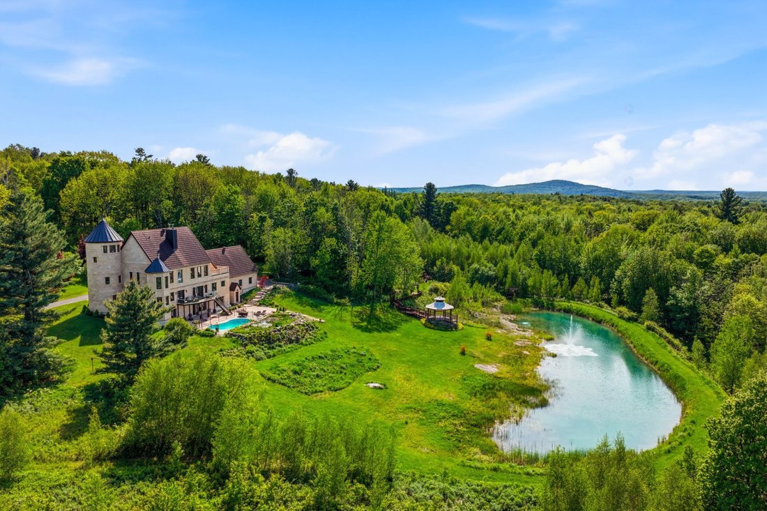 House in Lac-Brome, Quebec, Canada 1 - 18103312