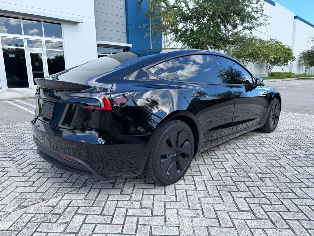 Sedan in Pompano Beach, FL, United States 5 - 18103851