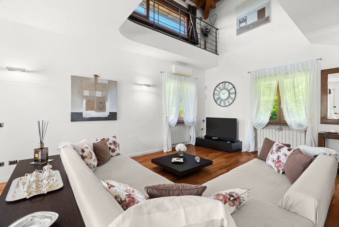 Villa in Montorfano, Lombardy, Italy 2 - 18098845