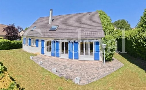 House in Le Village, Noisy-le-Roi, France 1