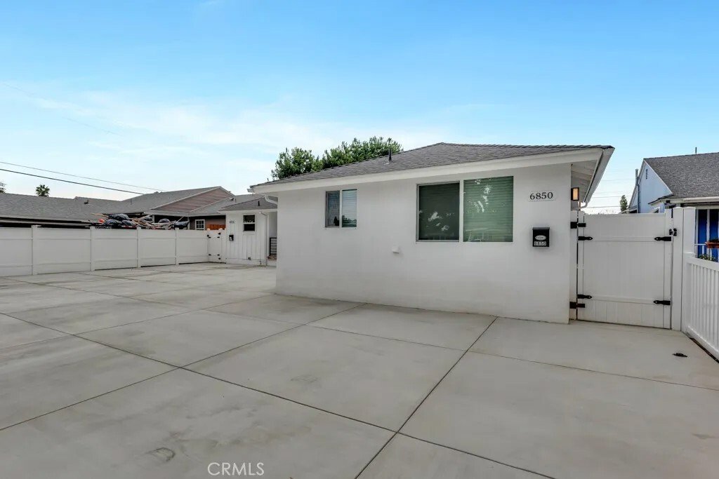 Los Angeles, California, United States 2 - 18101325