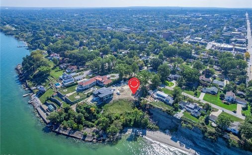 Land in Cleveland, Ohio, United States 1
