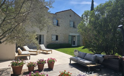 House in Saint-Saturnin-lès-Avignon, Provence-Alpes-Côte d'Azur, France 1
