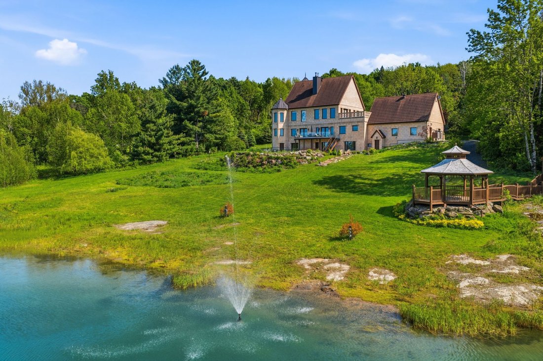 House in Lac-Brome, Quebec, Canada 2 - 18103312