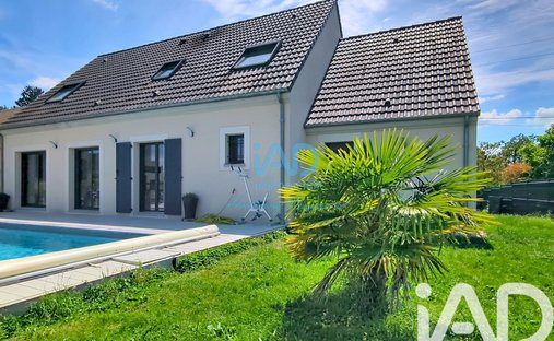 House in Fontenay-Tresigny, Ile-de-France, France 1