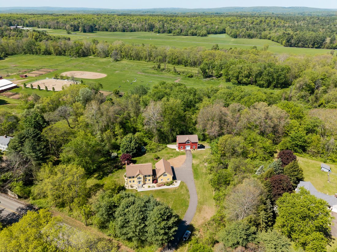 House in Avon, Connecticut, United States 2 - 18090902