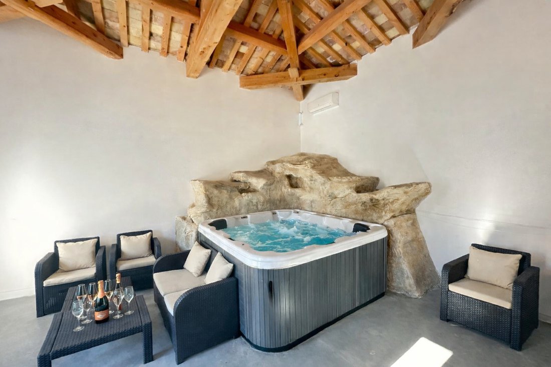 Villa in Les Hameaux, Saint-Victoret, France 3 - 18094054