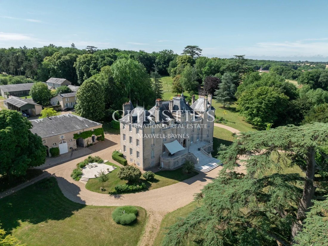 Estate in Poitiers, Nouvelle-Aquitaine, France 2 - 17541474