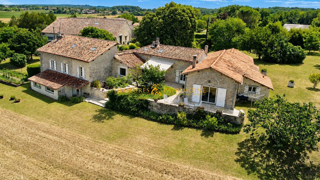House in Roullet-Saint-Estephe, Nouvelle-Aquitaine, France 1 - 18097686