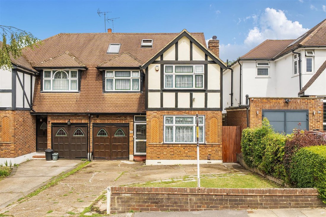 House in Pinnerwood Park, Hillingdon, England 1 - 18094842