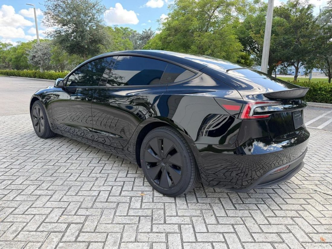 Sedan in Pompano Beach, FL, United States 3 - 18103851