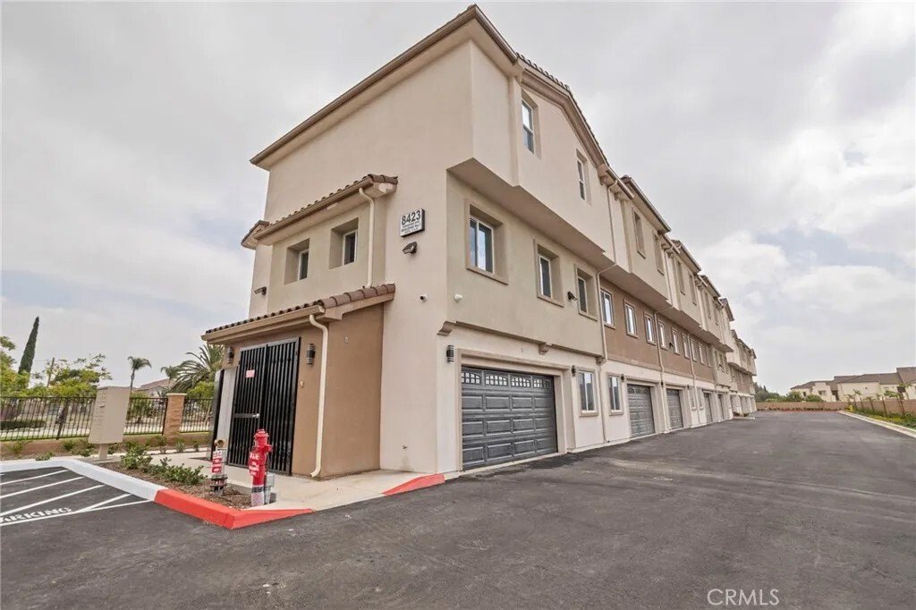 Fontana, California, United States 4 - 18095496
