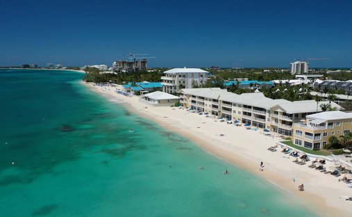 Condo in George Town, George Town, Cayman Islands 1