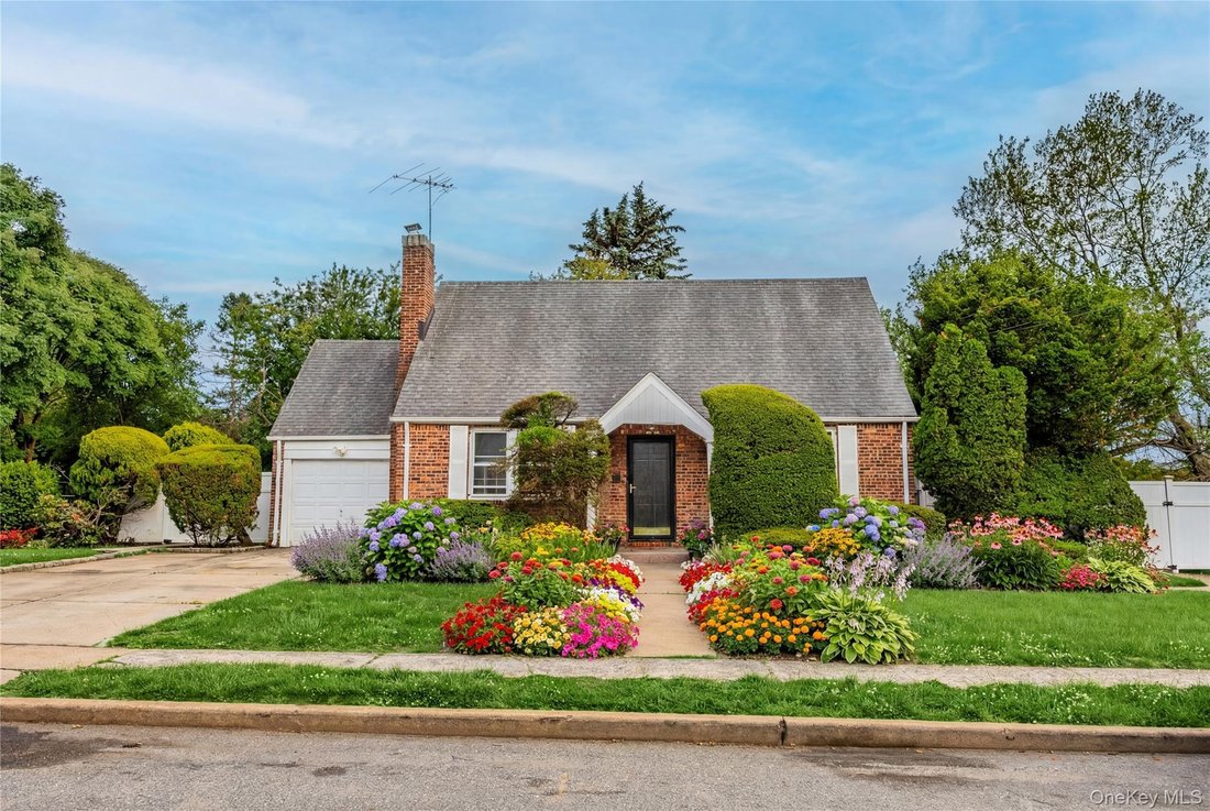 House in Uniondale, New York, United States 3 - 18056539