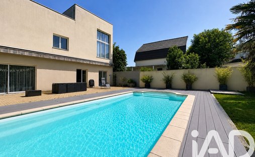 House in Stalingrad, Le Blanc-Mesnil, France 1