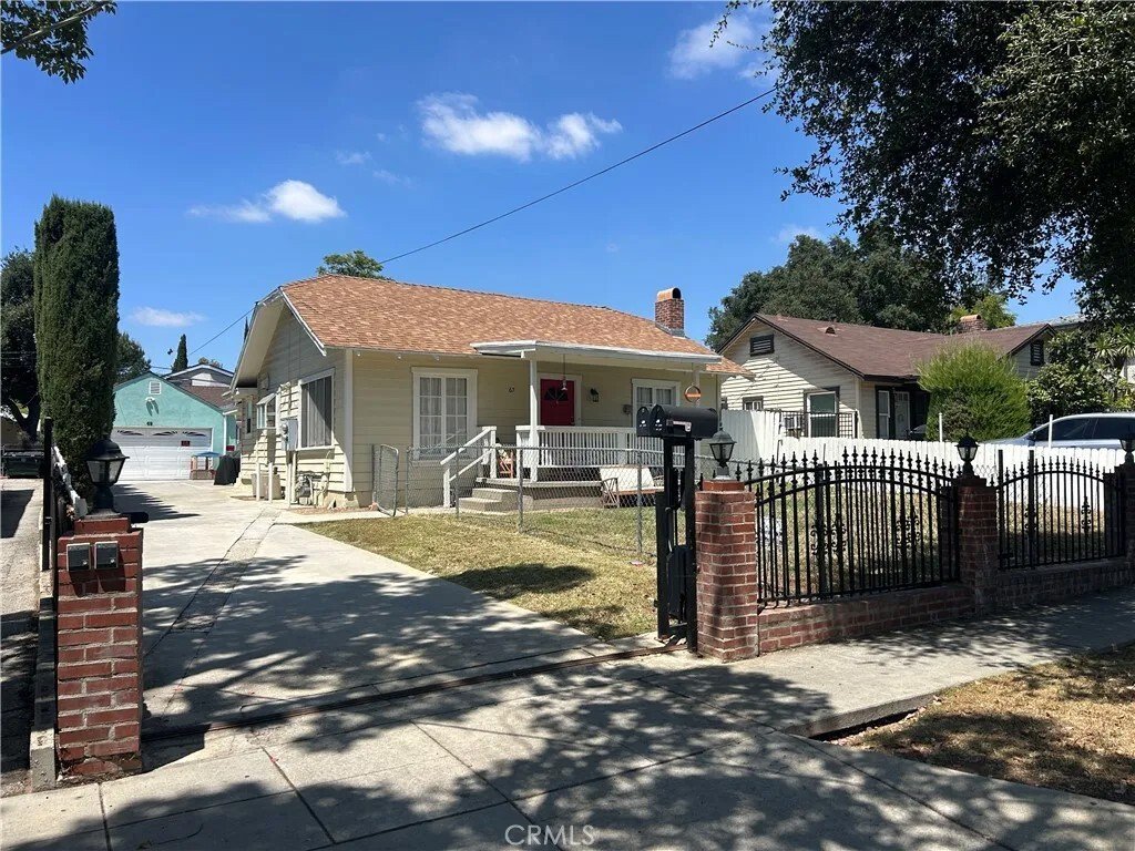 Altadena, California, United States 1 - 17975468