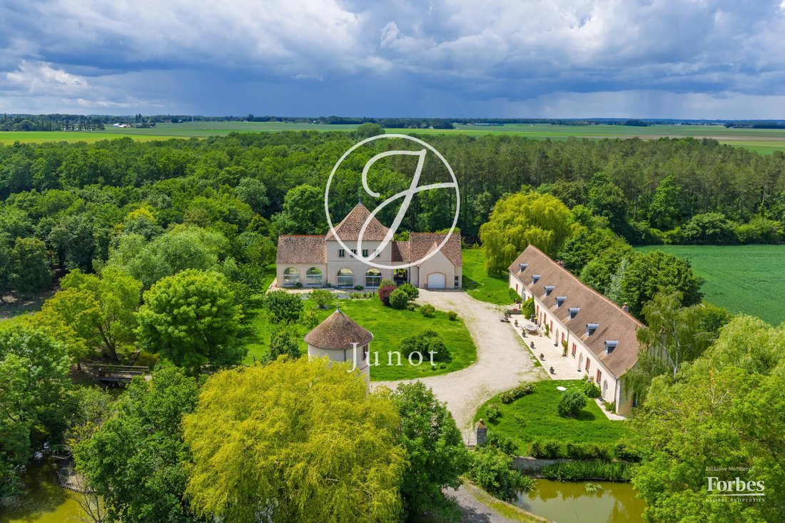Estate in Beaune-la-Rolande, Centre-Val de Loire, France 1 - 18091124