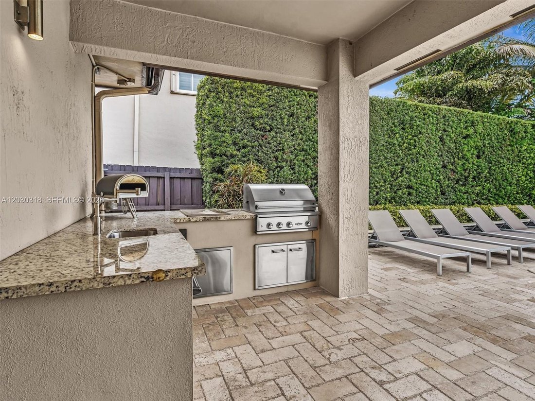 House in Hialeah, Florida, United States 5 - 18085448
