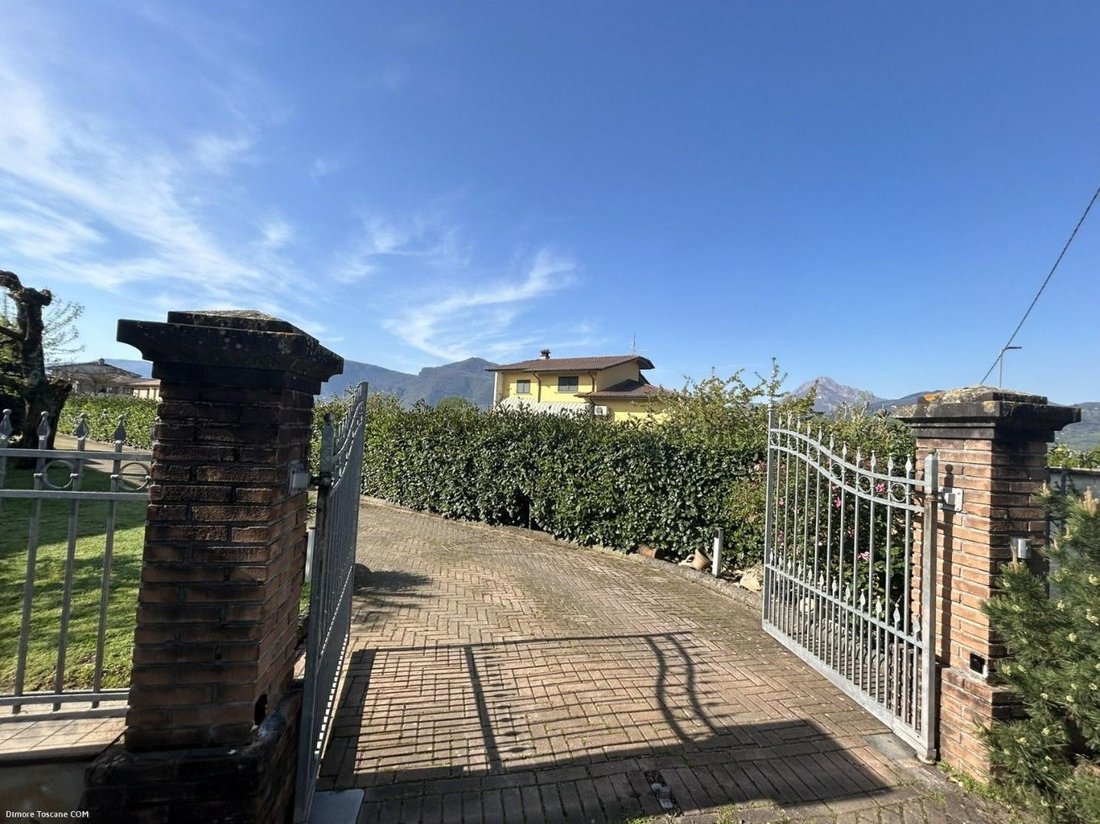 Villa in Barga, Tuscany, Italy 2 - 18096049