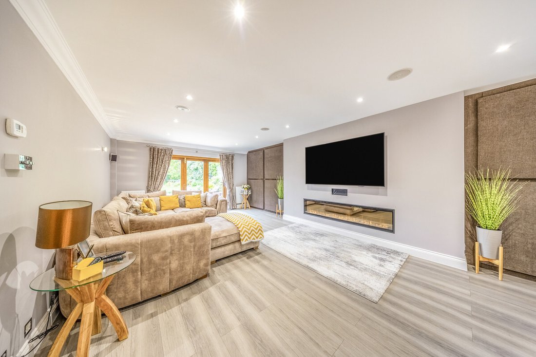 House in Wokingham, England 4 - 18096580