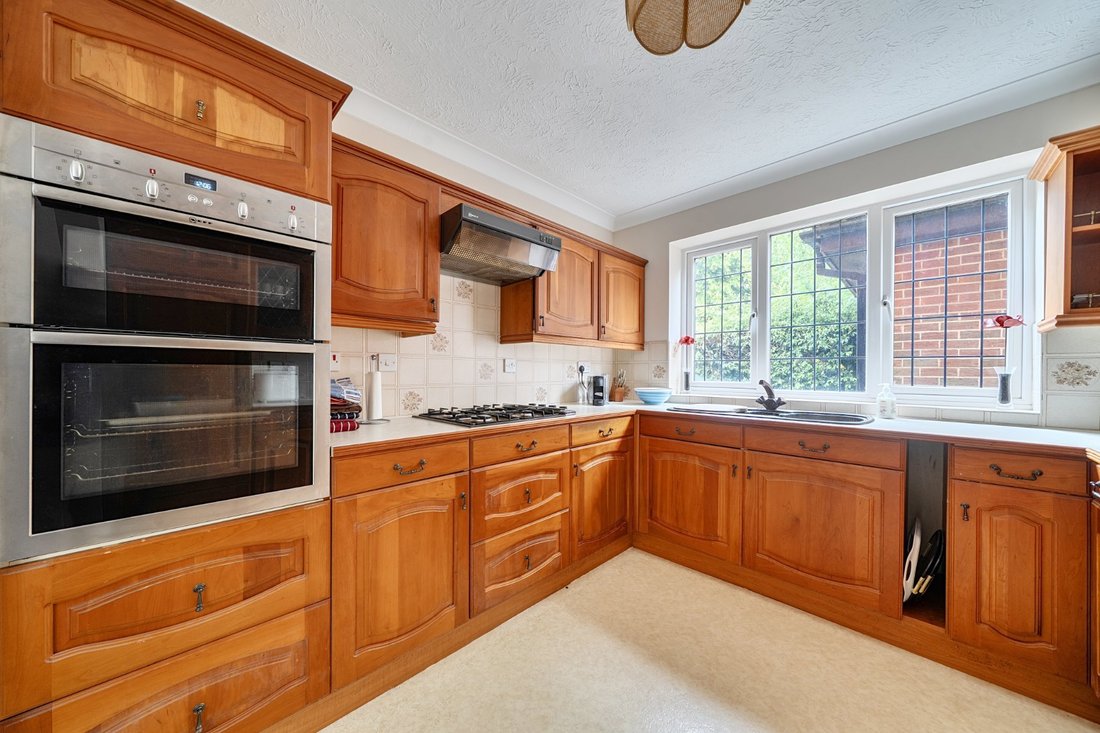 House in West Byfleet, Woking, England 3 - 18091324