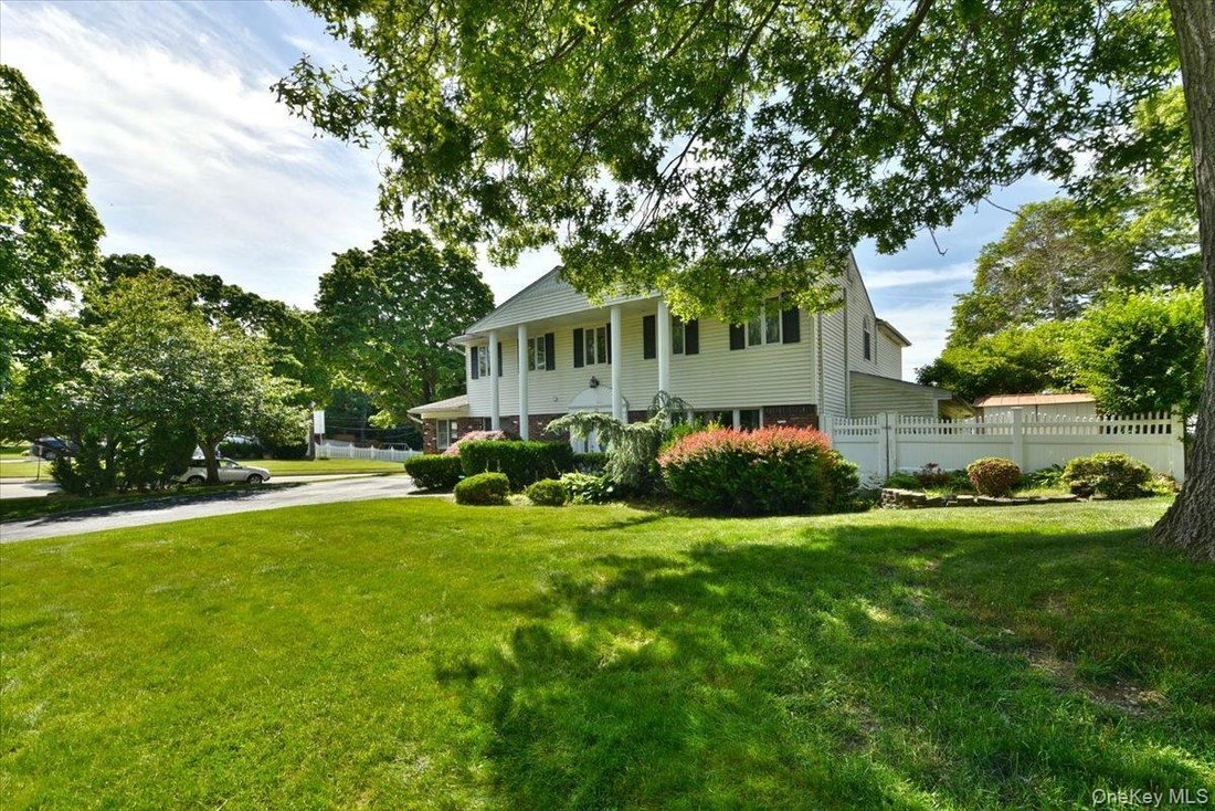 House in Commack, New York, United States 3 - 18104719