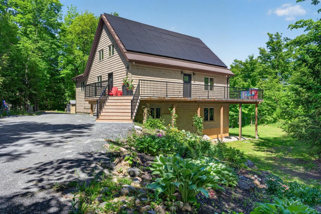 House in Parham, Ontario, Canada 1 - 18099024