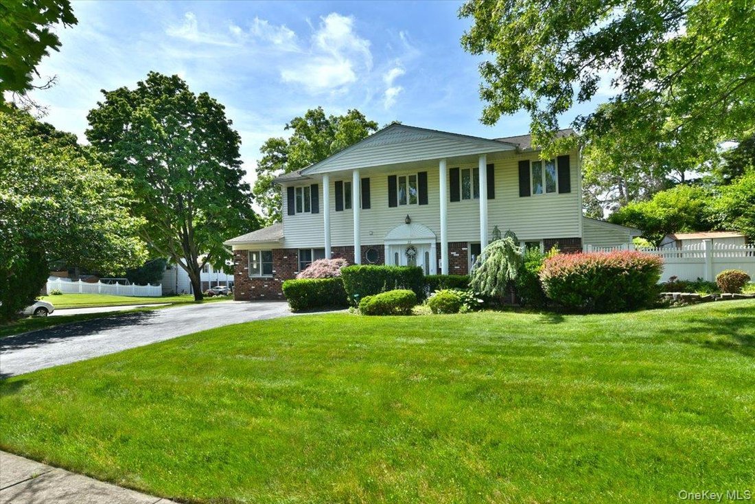 House in Commack, New York, United States 4 - 18104719