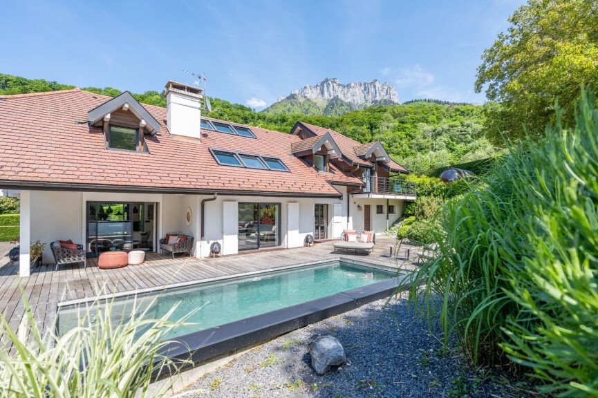 Estate in Menthon-Saint-Bernard, Auvergne-Rhône-Alpes, France 2 - 17407776