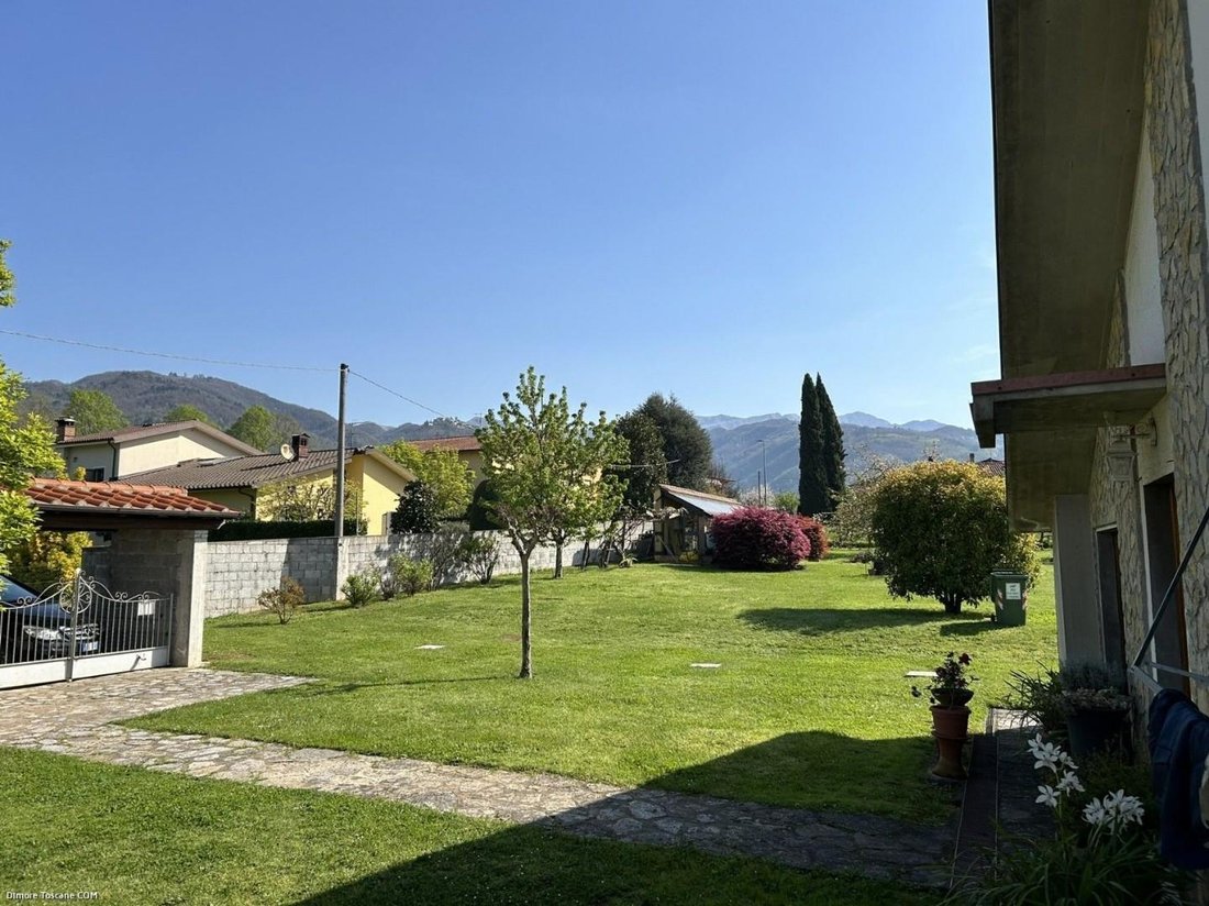 Villa in Barga, Tuscany, Italy 3 - 18096049