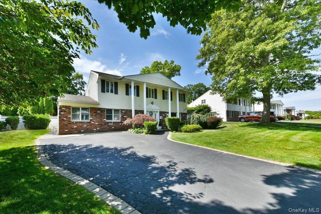 House in Commack, New York, United States 2 - 18104719