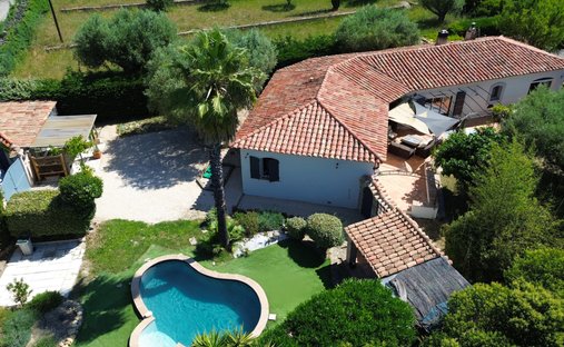 House in Les Freres-Les Cancades-Les Ginestes, Le Beausset, France 1