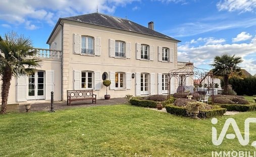 House in Saint-Eloy-de-Gy, Centre-Val de Loire, France 1