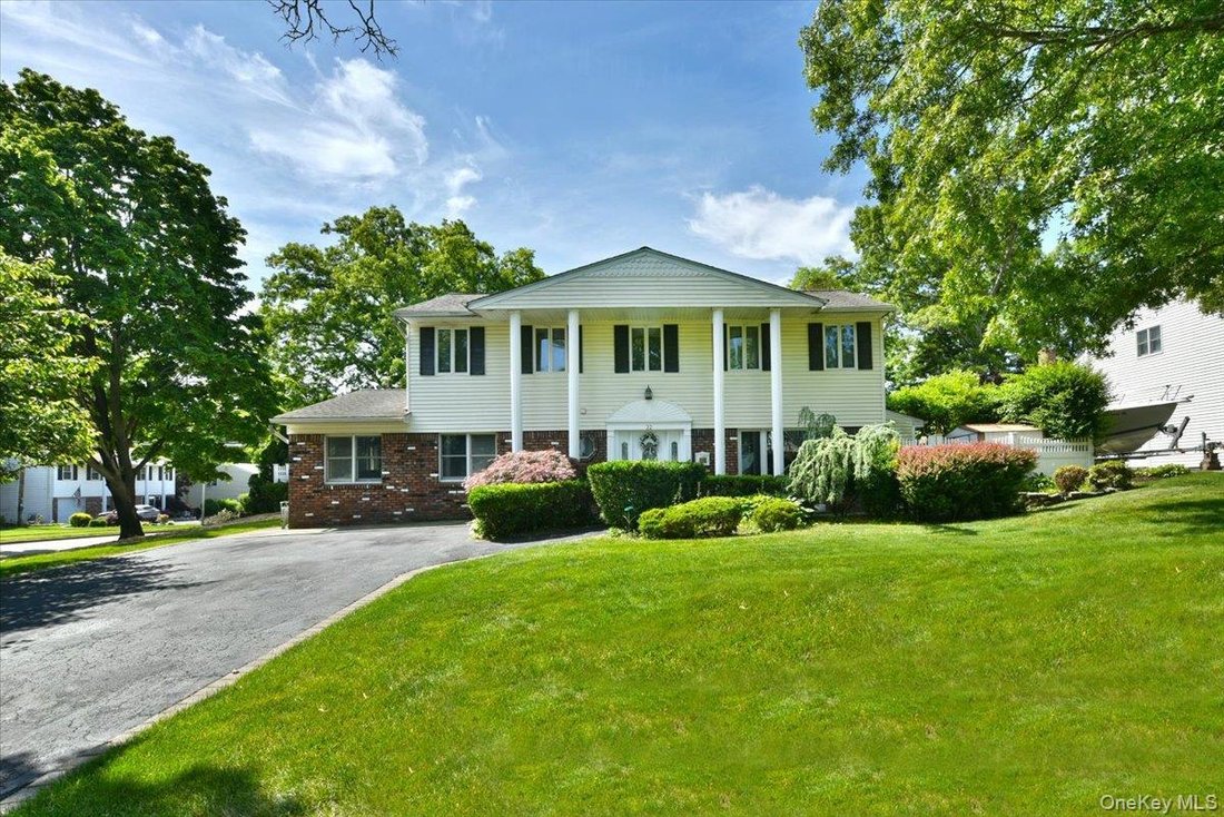 House in Commack, New York, United States 1 - 18104719