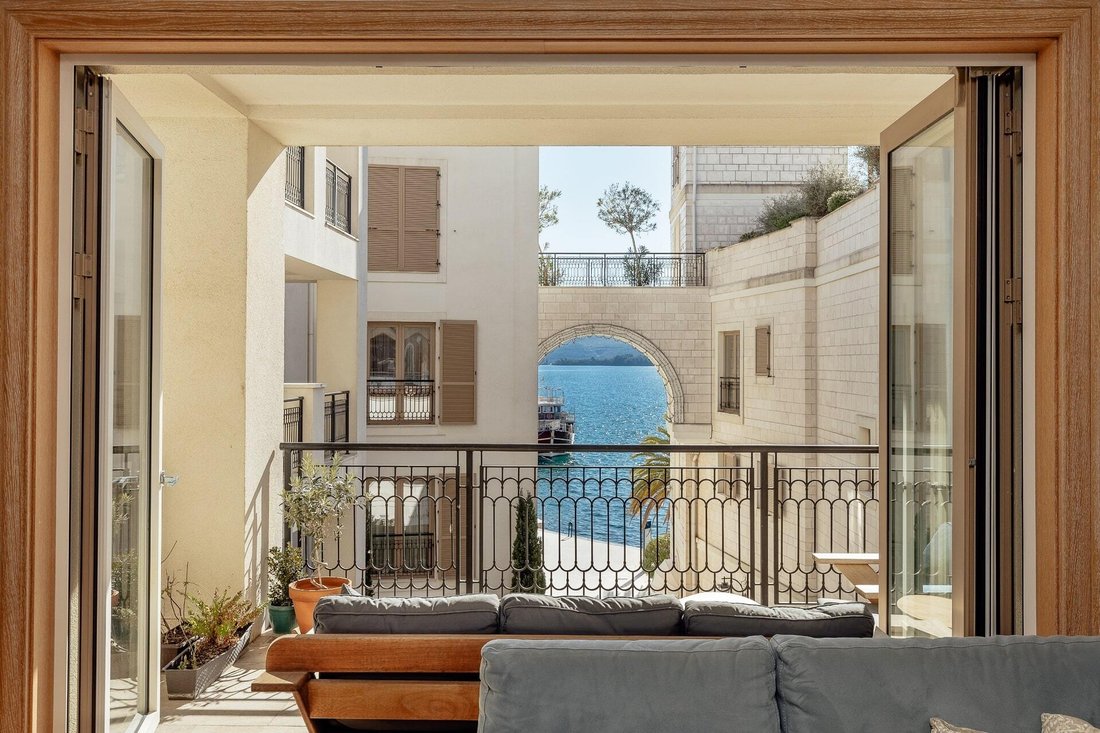 Apartment in Tivat, Tivat Municipality, Montenegro 1 - 16677834