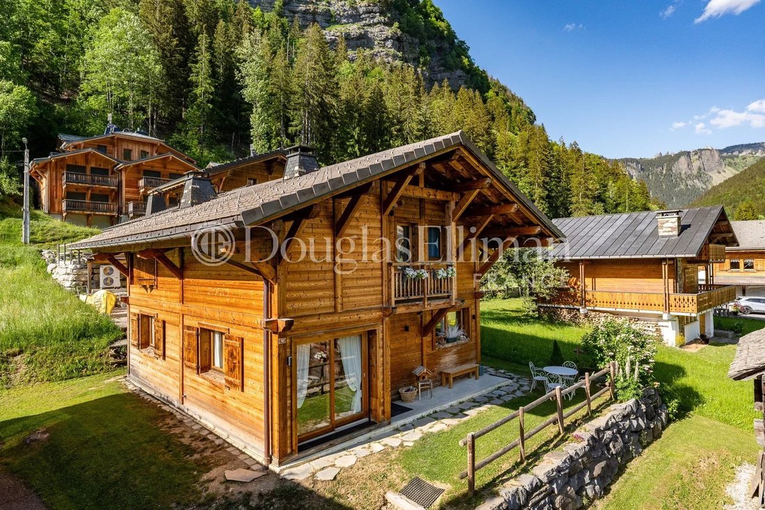 Chalet in Morzine, Auvergne-Rhône-Alpes, France 1 - 15045564