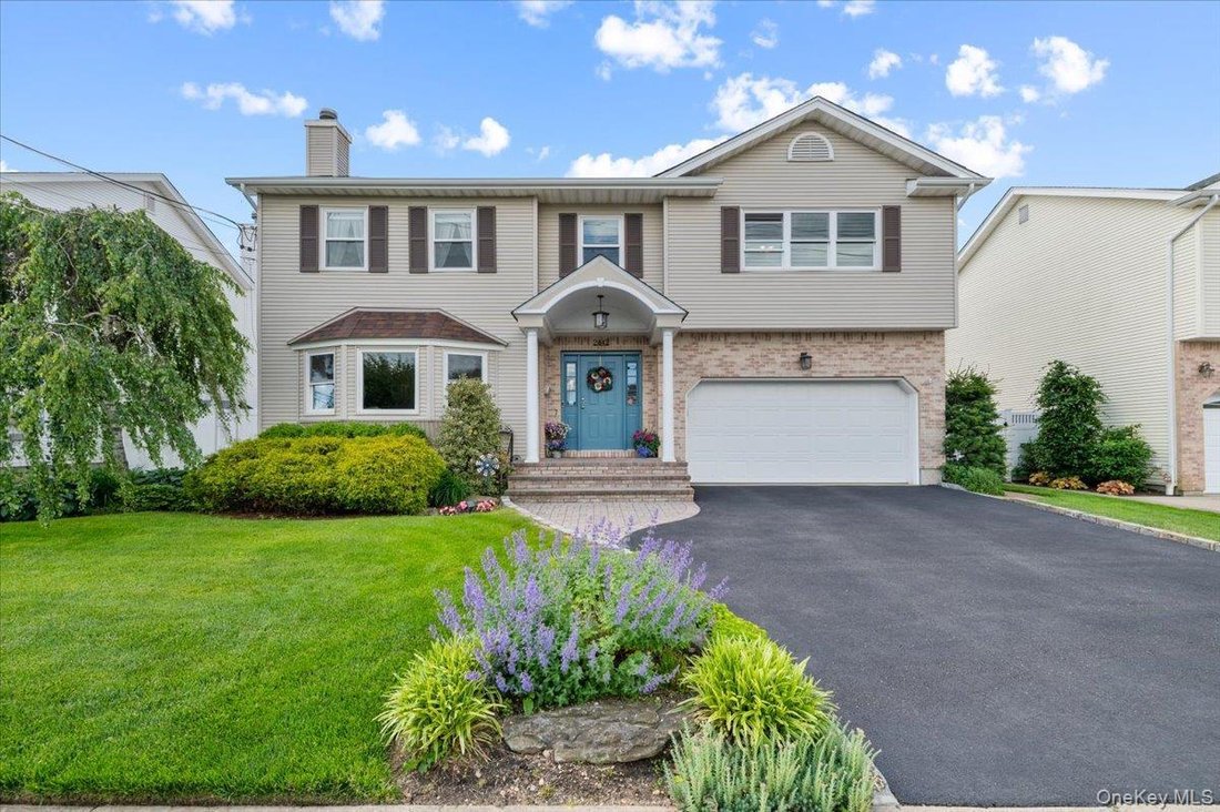 House in East Meadow, New York, United States 1 - 18092274