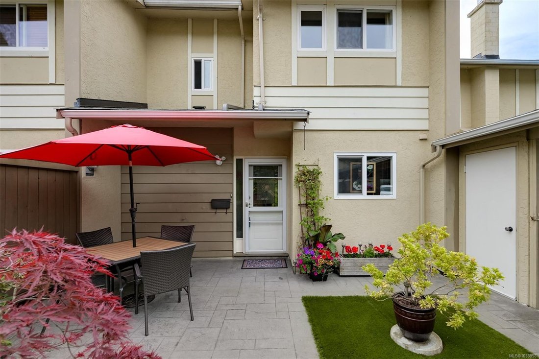 House in Saanich, British Columbia, Canada 2 - 18103300
