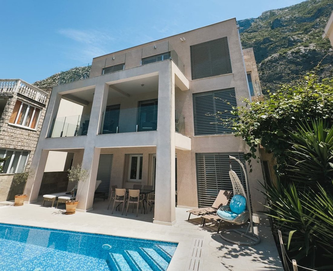 Villa in Dobrota, Kotor Municipality, Montenegro 3 - 16503730