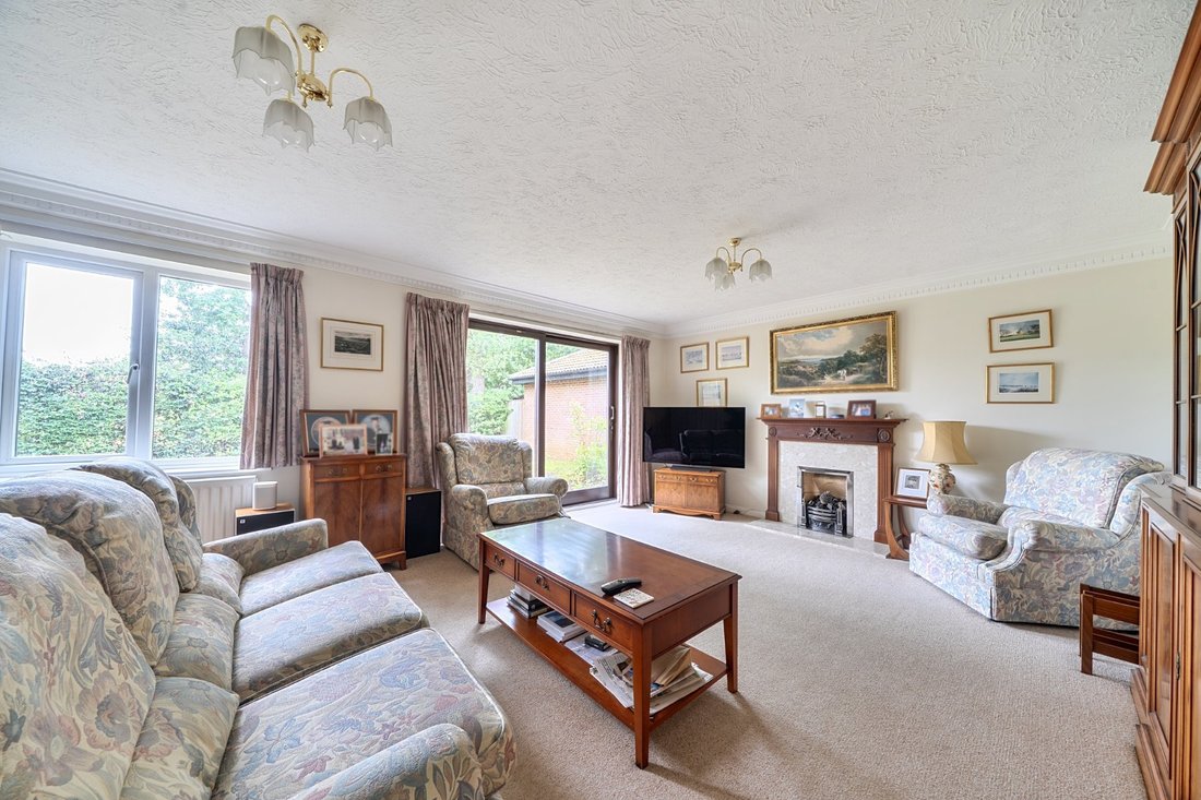 House in West Byfleet, Woking, England 2 - 18091324