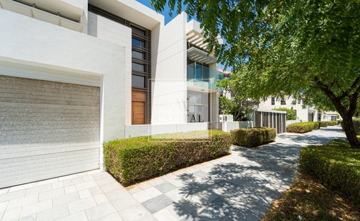 Villa in MBR- Al Merkad, Dubai, United Arab Emirates 1