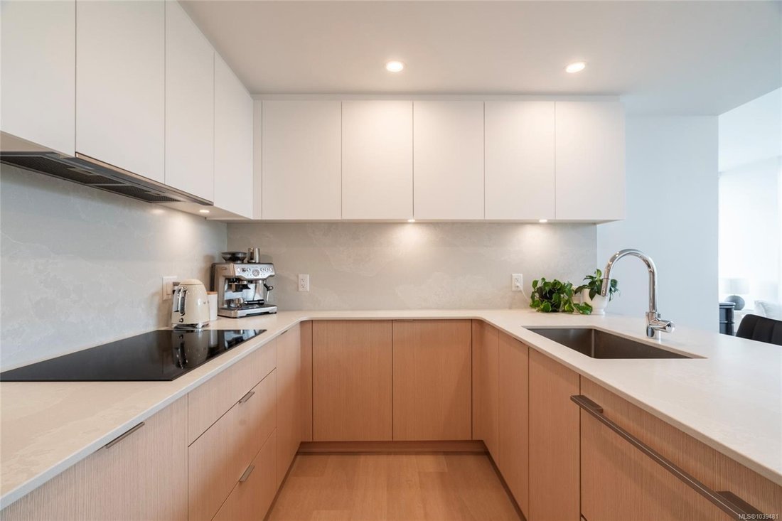 Condo in Victoria, British Columbia, Canada 4 - 18096360